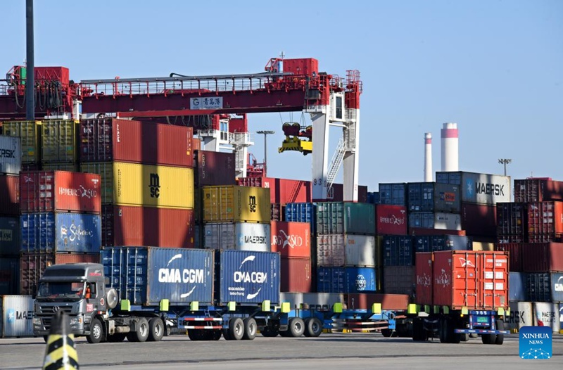 Pilikapilika kwenye Gati la Makontena la Qianwan la Bandari ya Qingdao, Mashariki mwa China