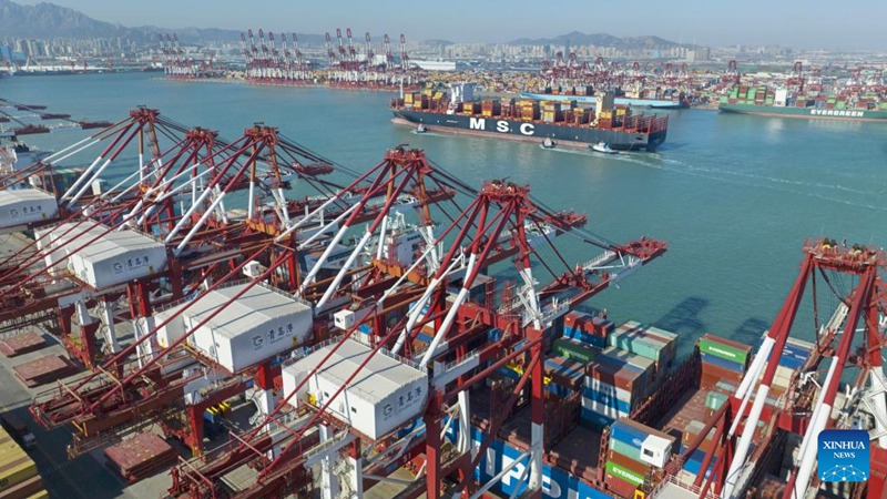 Pilikapilika kwenye Gati la Makontena la Qianwan la Bandari ya Qingdao, Mashariki mwa China