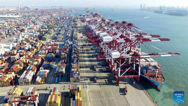Pilikapilika kwenye Gati la Makontena la Qianwan la Bandari ya Qingdao, Mashariki mwa China