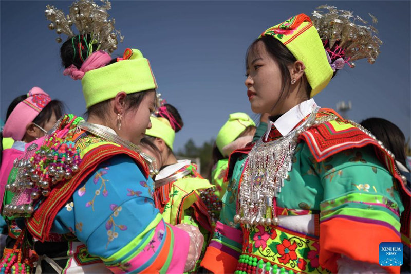Watu wa Kabila la Wamiao washiriki katika shughuli ya kucheza ngoma katika Mkoa wa Guizhou, China