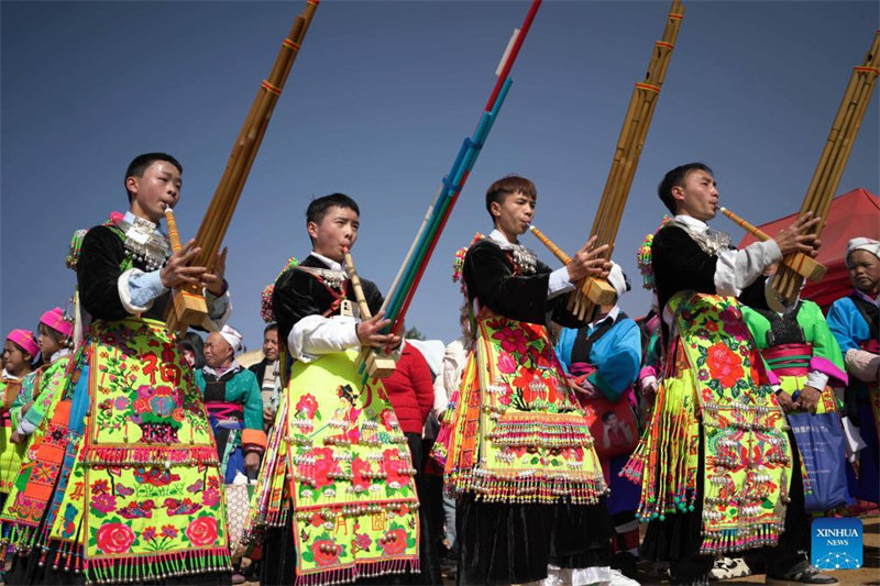Watu wa Kabila la Wamiao washiriki katika shughuli ya kucheza ngoma katika Mkoa wa Guizhou, China