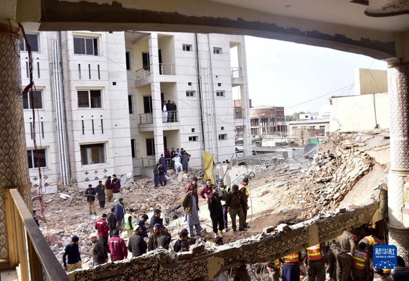 Waokoaji na polisi wakikagua sehemu ya shambulizi la mlipuko huko Peshawar, Pakistan Tarehe 31, Januari,. (Xinhua/ Saeed Ahmad)