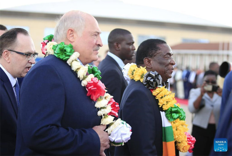 Rais wa Belarus, Alexander Lukashenko (mbele kushoto), akiwa na Rais wa Zimbabwe Emmerson Mnangagwa (kulia), akikagua gwaride la heshima baada ya kuwasili kwenye Uwanja wa Ndege wa Kimataifa wa Robert Gabriel Mugabe mjini Harare, Zimbabwe Januari 30, 2023. (Picha na Shaun Jusa/Xinhua)