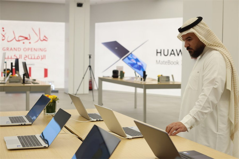 Picha iliyopigwa Januari 31, 2023 ikionyesha mteja akijaribu kompyuta janja mpakato kwenye duka jipya la Huawei huko Jeddah, Saudi Arabia. (Wang Haizhou/Xinhua)
