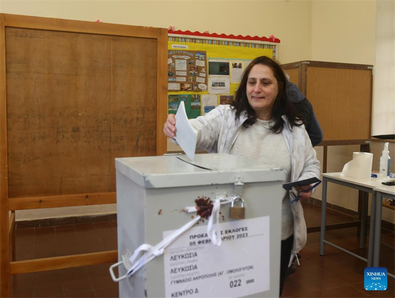 Mwanamke akipiga kura kwenye kituo cha kupigia kura huko Nicosia, Cyprus, Februari 5, 2023. Wapiga kura nchini Cyprus walipiga kura siku ya Jumapili kumchagua rais mpya atakayechukua nafasi ya  Rais anayemaliza muda wake Nicos Anastasiades. (Picha na George Christophorou/Xinhua)