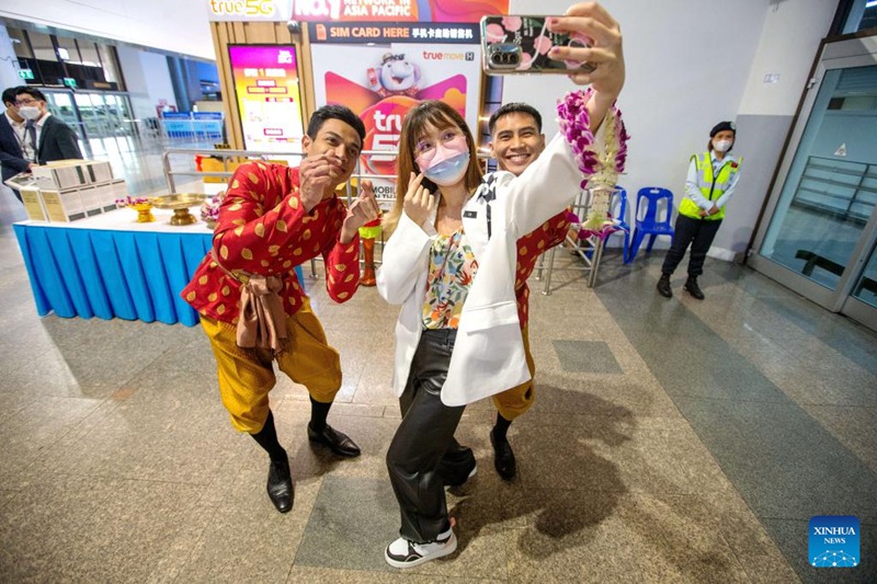 Mtalii wa China akijipiga picha ya selfie na wafanyakazi wa Thailand katika Uwanja wa Ndege wa Kimataifa wa Don Mueang huko Bangkok, Thailand, Februari 6, 2023. (Xinhua/Wang Teng)