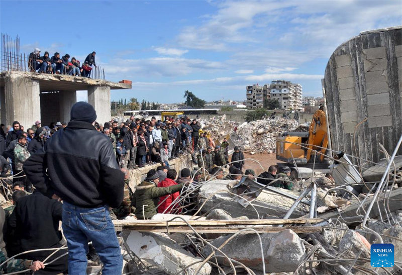 Watu wakitafuta waathirika walionusurika kwenye vifusi vya jengo lililobomolewa katika tetemeko kubwa la ardhi lililotokea katika Mji wa Demsarkho, Jimbo la Latakia, Kaskazini-Magharibi mwa Syria Februari 7, 2023. Idadi ya watu waliofariki kutokana na matetemeko mabaya ya ardhi ya Jumatatu imeongezeka hadi kufikia 812 nchini Syria siku ya Jumanne. (Str/Xinhua)