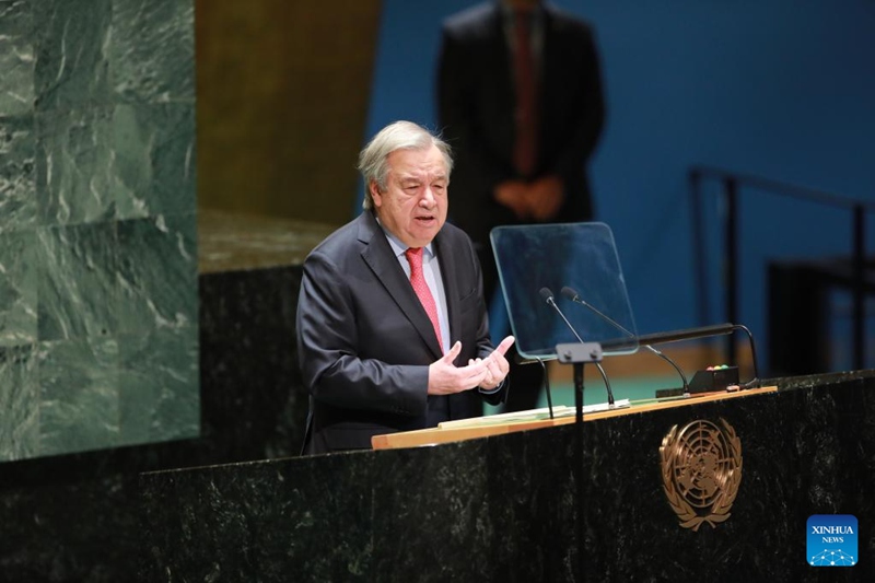 Katibu Mkuu wa Umoja wa Mataifa Antonio Guterres akiwasilisha vipaumbele vyake vya mwaka katika Baraza Kuu la Umoja wa Mataifa kwenye makao makuu ya Umoja wa Mataifa mjini New York, Februari 6, 2023. Guterres Jumatatu alitoa wito kwa nchi zote kuchukua hatua madhubuti kubadili mwelekeo kabla haijawa kuchelewa kwa Dunia kuingia kwenye maangamizi. (Xinhua/Xie E)