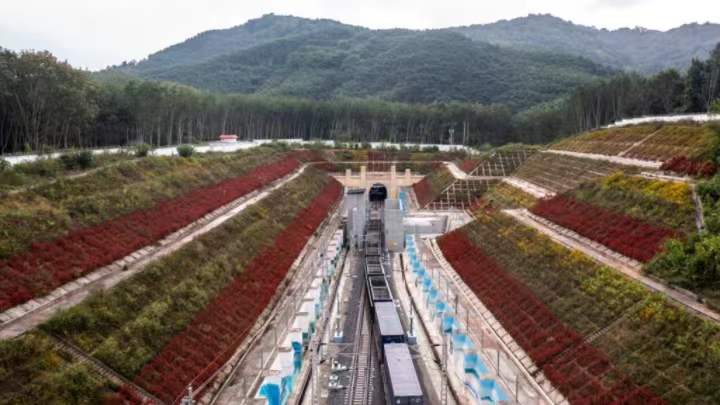 Picha hii iliyopigwa Tarehe 24 Novemba 2022 ikionyesha treni ya mizigo ikiingia kwenye Handaki la Reli ya Urafiki wa China-Laos inayounganisha Mji wa Mohan, Mkoa wa Yunnan, Kusini-Magharibi mwa wa China na Boten, Kaskazini mwa Laos. (Xinhua/Hu Chao)