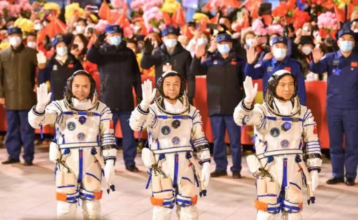 Hafla ya kuwaaga wanaanga watatu wa chombo cha anga ya juu cha Shenzhou-15 ikifanyika kwenye Kituo cha Urushaji Satelaiti cha Jiuquan, Kaskazini-Magharibi mwa China, Novemba 29, 2022. (Xinhua/Liu Lei)