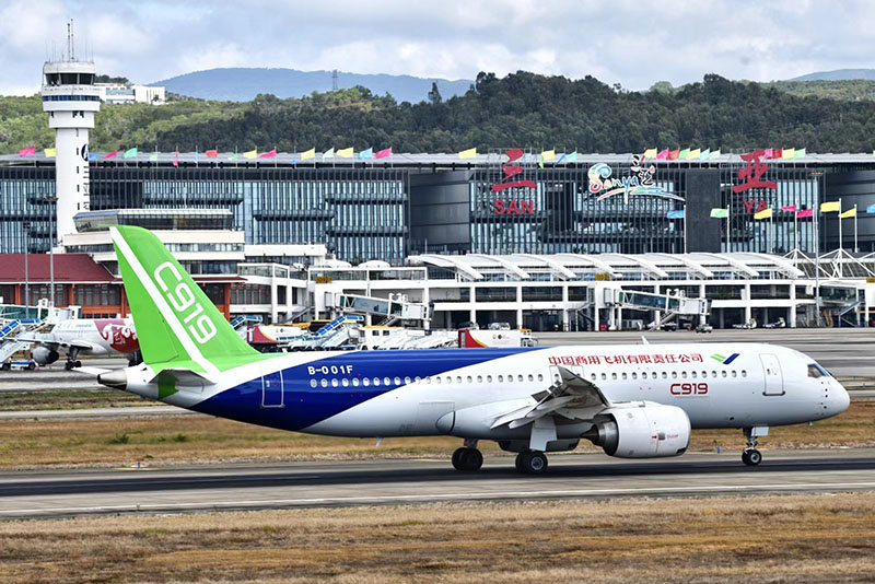 Ndege kubwa ya C919 iliyoundwa na China yenyewe ikitua kwenye Uwanja wa Ndege wa Sanya. (Picha na Cui Xiaohan)