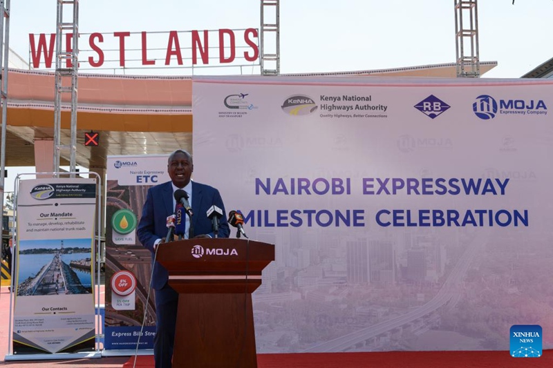 Joseph Mbugua, Katibu Mkuu wa Wizara ya Miundombinu ya Kenya, akizungumza kwenye hafla ya kuadhimisha hatua muhimu ya kufikia madereva watumiaji milioni kumi kwenye Barabara Kuu ya Nairobi (Nairobi Expressway) huko Nairobi, Kenya, Februari 7, 2023. Kampuni ya Moja Expressway inayosimamia na kuendesha Barabara Kuu ya Nairobi yenye urefu wa kilomita 27.1, iliyojengwa na kampuni ya China chini ya muundo wa ubia kati ya serikali na kampuni binafsi siku ya Jumanne ilitoa heshima kwa madereva wa magari milioni kumi ambao wameitumia tangu kuzinduliwa rasmi kwake Julai 2022. (Xinhua/Han Xu)
