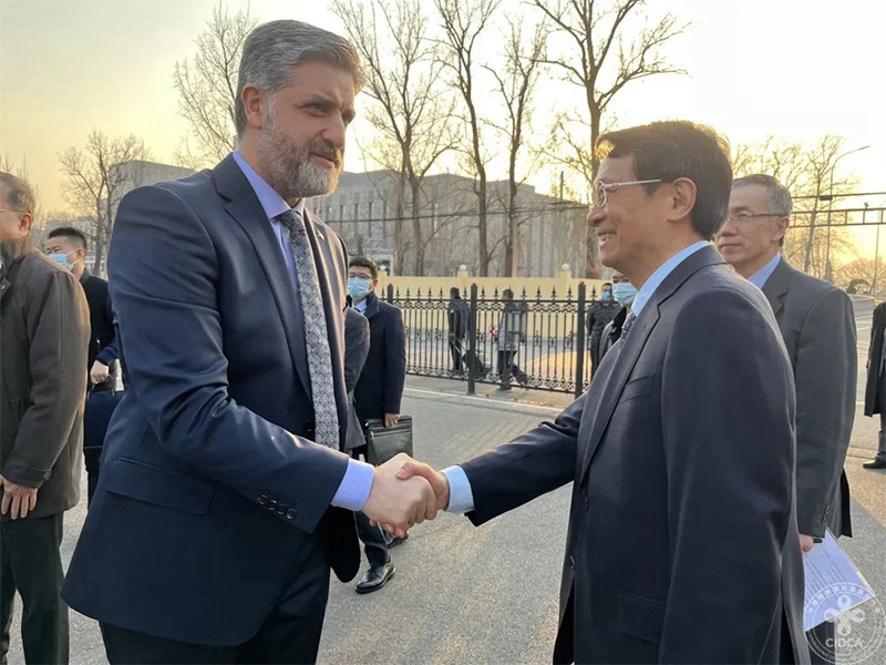 Naibu Mkuu wa Shirika la Ushirikiano wa Maendeleo ya Kimataifa la China Deng Qingbo (kulia) na balozi wa Uturuki nchini China Abdulkadir Emin Onen wakishikana mikono. Picha inatoka tovuti ya Shirika la Ushirikiano wa Maendeleo ya Kimataifa la China.