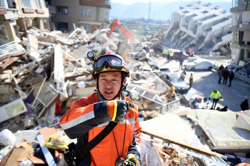 Mhusika wa Kikosi cha Utafutaji na Uokoaji cha China akifanya shughuli ya uokoaji huko Antakya katika Jimbo la Hatay, Kusini mwa Uturuki, Februari 9, 2023. (Xinhua/Shadati)