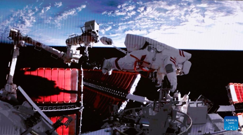 Picha hii iliyopigwa kwenye skrini katika Kituo cha Udhibiti wa Anga cha Beijing Februari 9, 2023 ikionyesha mwanaanga wa Chombo cha Shenzhou-15 Fei Junlong akirejea kwenye moduli ya maabara ya kituo cha anga ya juu cha China ya Wentian na vifaa.Shirika la Anga ya Juu la China limesema, Wanaanga wa China wa chombo cha Shenzhou-15 ambao wako kwenye kituo cha anga za juu cha China cha Tiangong kinachozunguka wamekamilisha matembezi yao ya kwanza nje ya chombo kwenye anga ya juu saa 6:16 asubuhi (Saa za Beijing) siku ya Ijumaa. (Xinhua/Liu Fang)