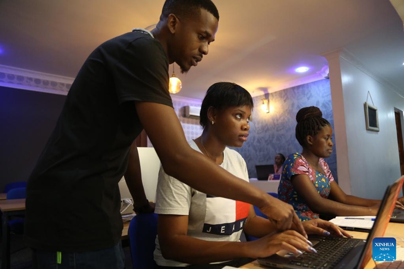 Wanawake wakichukua masomo ya kutengeneza programu za kompyuta jijini Dar es Salaam, Tanzania, Februari 8, 2023. (Picha na Herman Emmanuel/Xinhua)