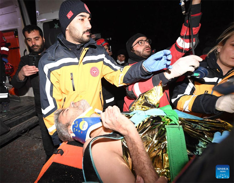 Watu zaidi ya 30,000 wamefariki hadi sasa kwenye matetemeko makubwa ya ardhi yaliyotokea Uturuki na Syria huku uokoaji wa ajabu ukileta matumaini