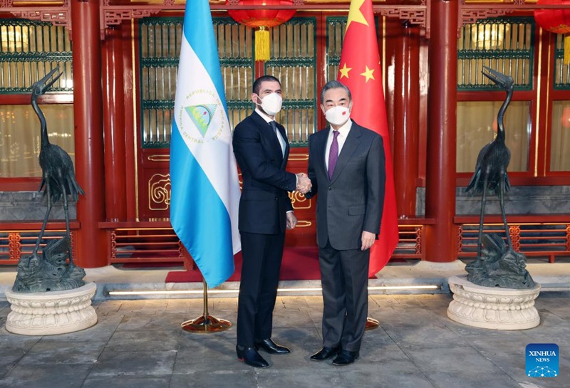 Wang Yi, Mjumbe wa Ofisi ya Siasa ya Kamati Kuu ya Chama cha Kikomunisti cha China (CPC) na Mkurugenzi wa Ofisi ya Kamati ya Mambo ya Nje ya Kamati Kuu ya CPC,  akikutana na Laureano Ortega, mshauri wa masuala ya uwekezaji, biashara na ushirikiano wa kimataifa katika ofisi ya Rais wa Nicaragua, mjini Beijing, China, Februari 11, 2023. (Xinhua/Yao Dawei)