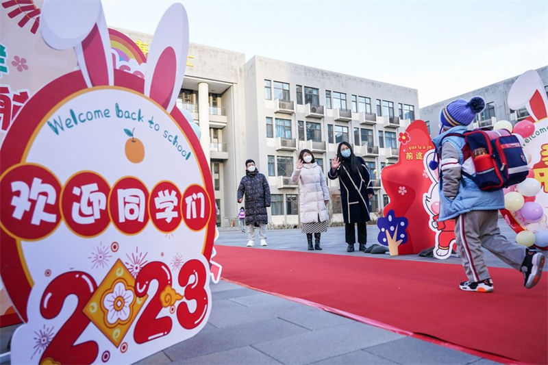 Mwanafunzi akiingia shuleni katika shule moja ya msingi ya eneo la Yizhuang, hapa Beijing, China, Februari 13, 2023. (Xinhua/Peng Ziyang)