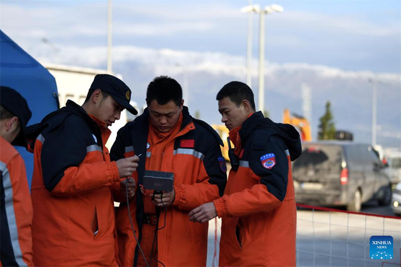 Wataalam wa Kikosi cha Utafutaji na Uokoaji cha China wakiangalia vifaa kwenye kambi ya muda nje ya uwanja wa michezo huko Antakya katika Jimbo la Hatay, Kusini mwa Uturuki, Februari 11, 2023. Vikosi vya uokoaji kutoka China, vikiwemo vilivyotumwa na Serikali ya China, vimeokoa zaidi ya watu 10 walionusurika kwenye tetemeko la ardhi huko Uturuki. (Xinhua/Shadati)