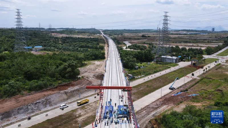 Picha hii iliyopigwa Februari 15, 2023 ikionyesha eneo la ujenzi wa mabamba ya mwisho ya Reli ya Mwendokasi ya Jakarta-Bandung huko Karawang, Java Magharibi, Indonesia. Huku zege nzito ikiwa imemiminwa kwenye bamba la mwisho siku ya Jumatano, Ujenzi wa mabamba ya reli kwa ajili ya Reli ya Mwendokasi ya Jakarta-Bandung umekamilika.Kwa sasa, kazi zote za ujenzi wa daraja dogo, daraja na kituo zimekamilika. Reli hiyo itaanza kufanya kazi katikati ya mwaka huu kwa mpango uliowekwa. (Xinhua/Xu Qin)