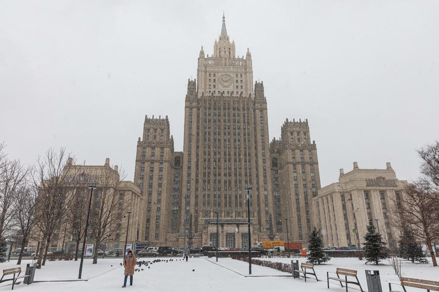 Watu wakitembea karibu na jengo la Wizara ya Mambo ya Nje ya Russia huko Moscow Machi 28, 2022. (Xinhua/Bai Xueqi)