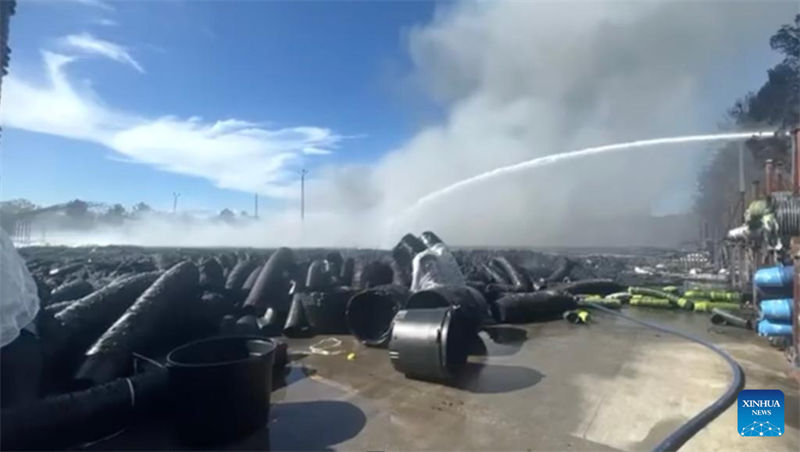 Picha hii iliyopigwa kwenye skrini ya video iliyotolewa na Idara ya Uokoaji kwenye Moto ya Kaunti ya Osceola na EMS ikionyesha askari wa zima-moto wakifanya kazi ya kuzima moto mkubwa huko Kissimmee, Florida, Marekani, Februari 16, 2023. Askari wa zima moto wanajitahidi kudhibiti moto mkubwa huko Kissimmee, Kusini-Mashariki mwa Jimbo la Florida nchini Marekani, siku ya Alhamisi. Moto huo umezuka kwenye shamba moja la miche asubuhi ya Alhamisi, ukihusisha pia eneo lenye ukubwa wa ekari mbili zenye eneo la kuhifadhi vyungu vya plastiki vya kuwekea maua, kwa mujibu wa mamlaka ya dharura. (Uokoaji wa Moto wa Kaunti ya Osceola na EMS/Kutumwa kupitia Xinhua)