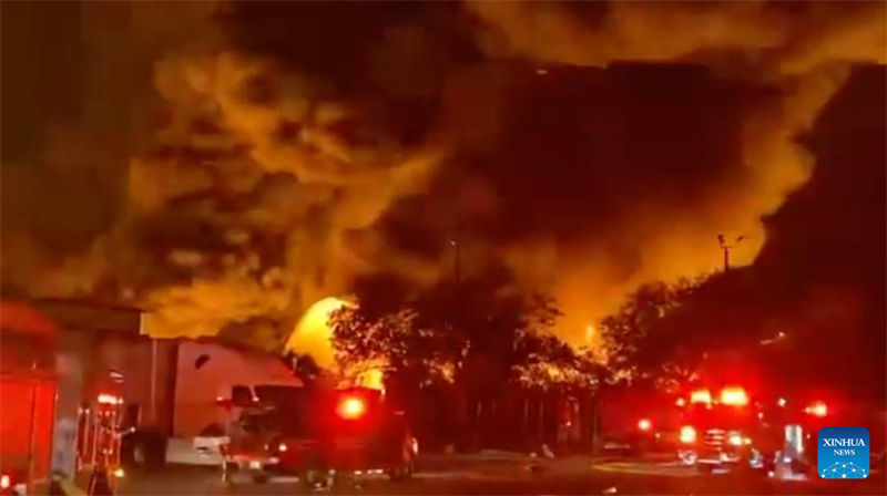 Askari wa zima moto wanapambana na moto mkubwa huko Florida, Marekani