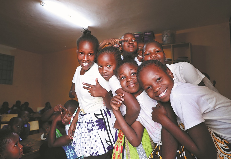 Wanafunzi katika Shule ya MCEDO Beijing huko Nairobi, Kenya, wakipozi ili kupiga picha ya pamoja tarehe 14, Februari. Wafanyabiashara wa China wamesaidia wanafunzi kwenye shule hiyo kwa kukarabati madarasa na kutoa msaada wa chakula. Dong Jianghui/Xinhua.
