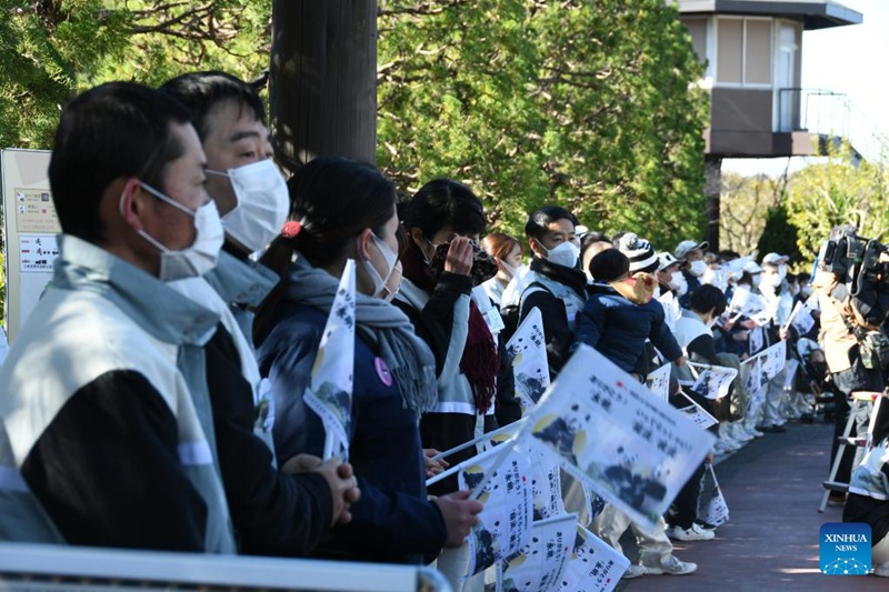 Wajapan wawaaga kwa kuwapungia mkono wa kwaheri panda wengine watatu wanaorejea China