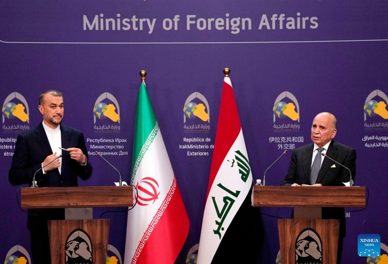 Waziri wa Mambo ya Nje wa Iraq Fuad Hussein (Kulia) na mwenzake wa Iran Hossein Amir-Abdollahian  wakifanya  mkutano wa pamoja na wanahabari mjini Baghdad, Iraq, Februari 22, 2023. (Xinhua/Khalil Dawood)