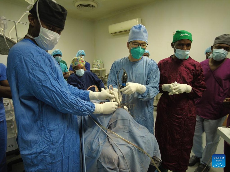 Chen Zhenbo (wa kwanza, kulia), mtaalam wa afya wa Timu ya Madaktari wa China, akieleza uzoefu wake katika Hospitali ya Mafunzo ya Chuo Kikuu cha Lusaka cha Zambia, Februari 24, 2023. Madaktari wa Zambia wamefanikiwa kufanya upasuaji mara nne ili kuondoa uvimbe kwenye ubongo baada ya kupewa mafunzo yaliyofanywa na Timu ya 23 ya Madaktari wa China, daktari mwandamizi wa upasuaji wa neva katika hospitali kubwa zaidi nchini humo alisema Ijumaa. (Xinhua/Peng Lijun)