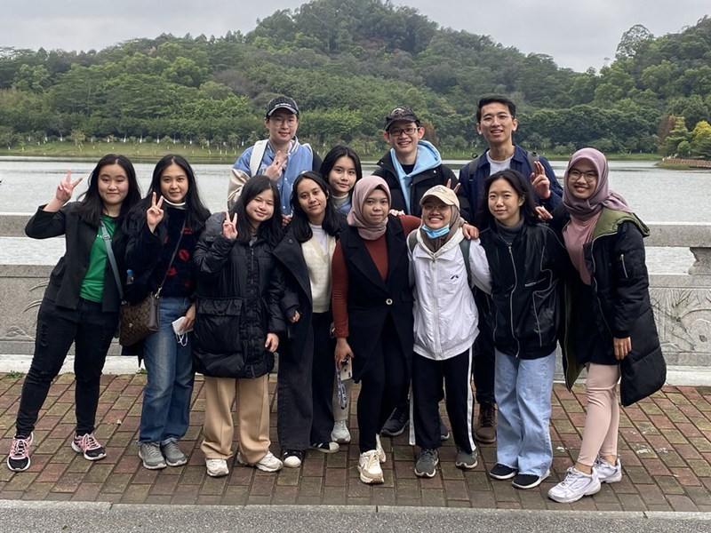 Mwanafunzi kutoka Indonesia Joshua Timothy Solomon (wa kwanza kulia, nyuma) akiwa pamoja na wanafunzi wengine wa Indonesia huko Guangzhou, Mkoa wa Guangdong, Kusini mwa China, Januari 15, 2023. (Xinhua)