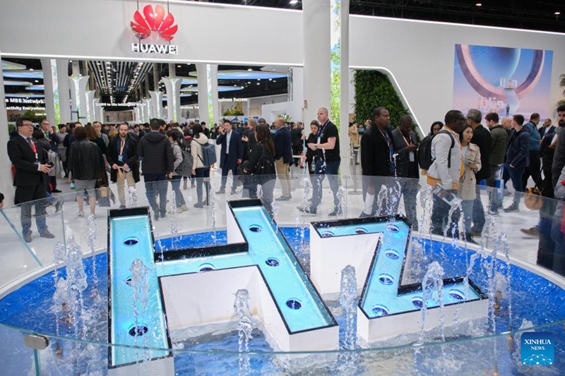 Watu wakitembelea eneo la maonyesho la Kampuni ya Teknolojia ya Huawei kwenye Mkutano wa Kimataifa wa Simu za Mkononi wa Mwaka 2023 (MWC) huko Barcelona, Hispania, Februari 27, 2023. Mwandalizi wa shughuli hiyo kubwa zaidi ya kila mwaka ya mji huo amesema, mkutano wa Kimataifa wa Simu za Mkononi wa Mwaka 2023 (MWC) umeanza Jumatatu huko Barcelona ukipata nguvu kubwa zaidi kutokana na kurejea kwa washiriki wa Bara la Asia. (Xinhua/Meng Dingbo)