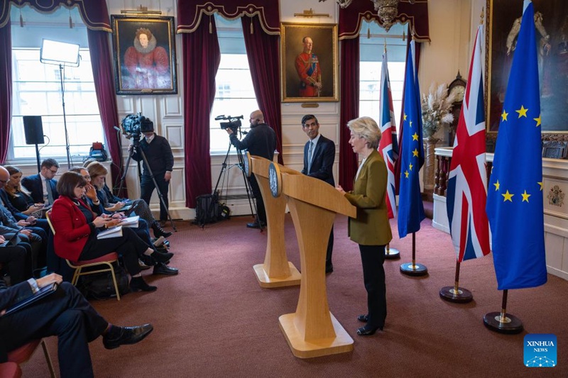 Waziri Mkuu wa Uingereza Rishi Sunak (wa pili kulia) na  Mwenyekiti wa Kamati ya Umoja wa Ulaya Ursula von der Leyen (wa kwanza kulia) wakishiriki kwenye mkutano wa pamoja na waandishi wa habari mjini Windsor, Uingereza, Februari 27, 2023. Uingereza na Umoja wa Ulaya (EU) Jumatatu zimekamilisha mpango mpya wa biashara baada ya Brexit kuhusu Ireland Kaskazini. (Simon Walker/Mtaa No. 10 wa Downing / Xinhua)