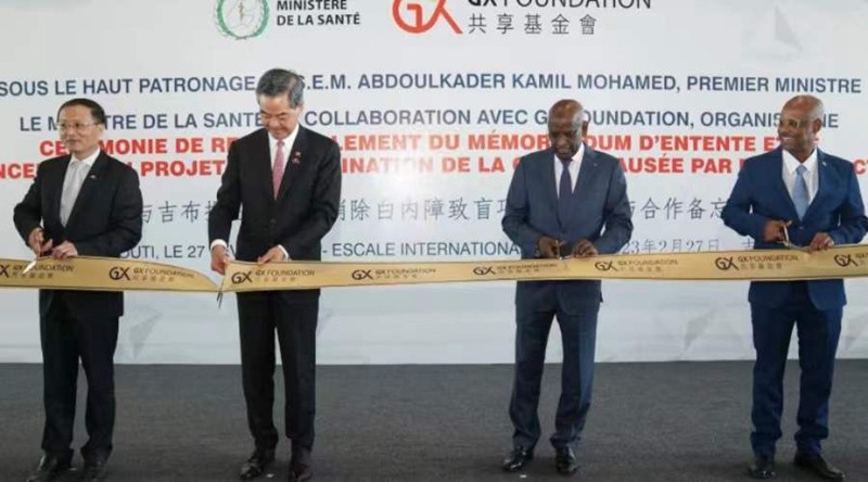 Leung Chun-ying (wa pili kushoto),  Naibu Mwenyekiti wa Baraza la Mashauriano ya Kisiasa la Umma la China na Mwenyekiti wa Shirika liliso la Kiserikali la GX Foundation, Waziri Mkuu wa Djibouti Abdoulkader Kamil Mohamed (wa pili kulia), Waziri wa Afya wa Djibouti Ahmed Robleh Abdilleh (wa kwanza kulia), na Balozi wa China nchini Djibouti Hu Bin (wa kwanza kushoto) wakikata utepe  kwenye hafla ya uzinduzi wa mradi wa afya katika Mji wa Djibouti, Februari 27, 2023. GX Foundation, shirika lisilo la faida na lisilo la kiserikali lililosajiliwa Hong Kong , China, Jumatatu limeanzisha rasmi mradi unaolenga kutoa upasuaji wa mtoto wa jicho kwa wagonjwa na kuwasaidia kurejesha uwezo wa kuona katika nchi ya Djibouti ya Bahari Nyekundu. (Xinhua/Han Xu)