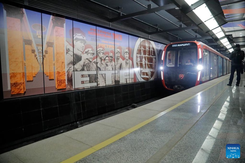 Treni ikiwasili kwenye stesheni ya treni ya Big Circle Line (BCL) huko Moscow, Russia, Tarehe 1 Machi 2023. Mji wa Moscow siku ya Jumatano umefungua njia ya reli yenye urefu wa kilomita 70 ya Big Circle Line (BCL), ambayo ni njia ya reli ndefu zaidi ya chini ya ardhi duniani. (Picha na Alexander Zemlianichenko Jr/Xinhua)