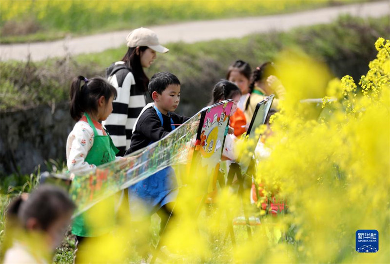 Uchoraji wa majira ya mchipuko kwenye shamba la maua ya Rape Hunan, China