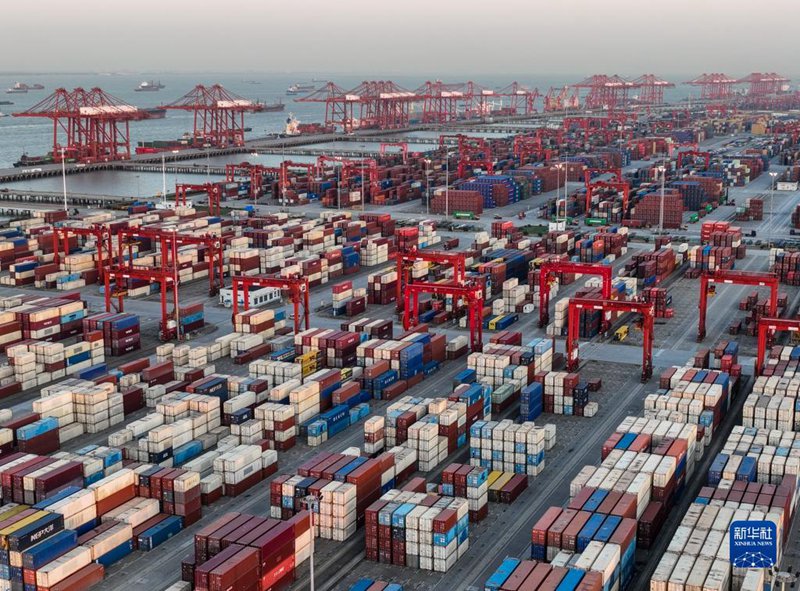 Pilikapilika za usafirishaji kwenye Bandari ya Taicang ya Jiangsu, China