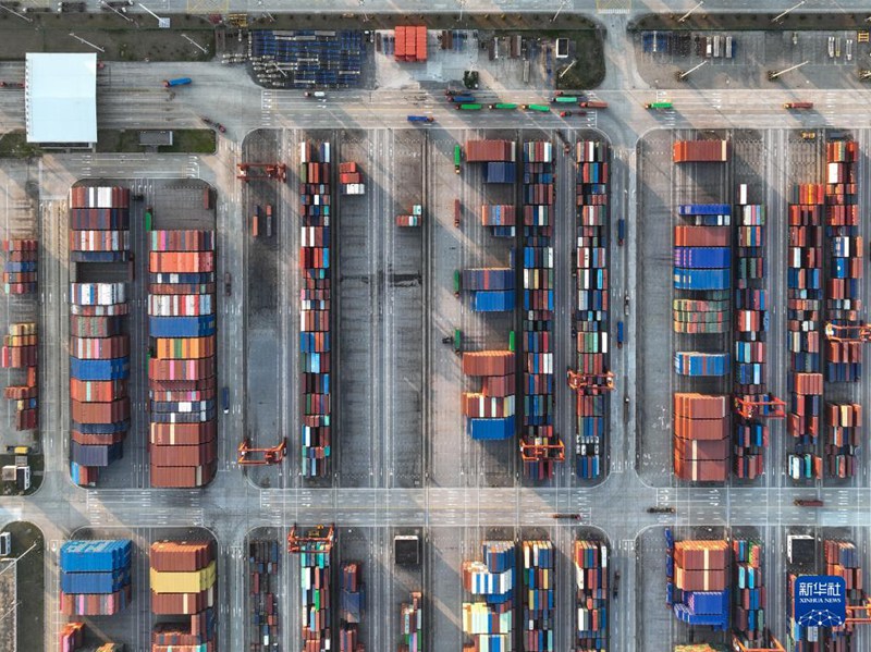 Pilikapilika za usafirishaji kwenye Bandari ya Taicang ya Jiangsu, China
