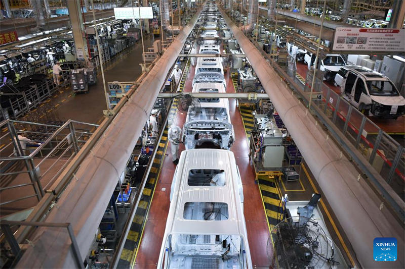 Picha hii iliyopigwa Tarehe 20 Machi 2023 ikionyesha karakana ya Kampuni ya Kuunada Magari ya GAC Motor huko Guangzhou, Mkoa wa Guangdong, Kusini mwa China. Katika miaka ya hivi karibuni, Mkoa wa Guangdong umeharakisha mageuzi ya teknolojia zinazotumia akili bandia na za kidijitali katika viwanda vya utengenezaji bidhaa ili kukuza maendeleo yenye ubora wa juu.Hadi kufikia sasa, kuna kampuni zenye kuendesha viwanda zinazofikia 67,000  kwenye kiwango kilichopangwa hapo awali na kampuni zinazotumia teknolojia ya juu zimefikia 69,000 katika mkoa huo. (Xinhua/Deng Hua)