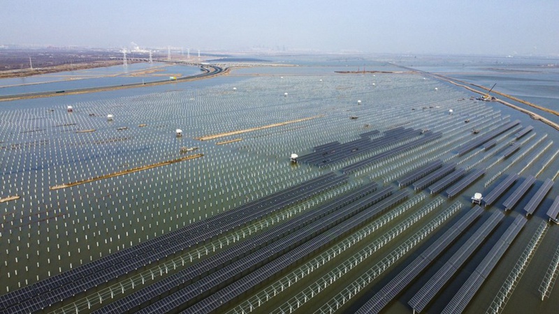 Picha hii iliyopigwa Tarehe 7 Februari 2023 ikionyesha eneo la ujenzi wa mradi wa kuzalisha umeme kwa nishati ya jua ulioko Tianjin, Kaskazini mwa China. (Xinhua/Sun Fanyue)