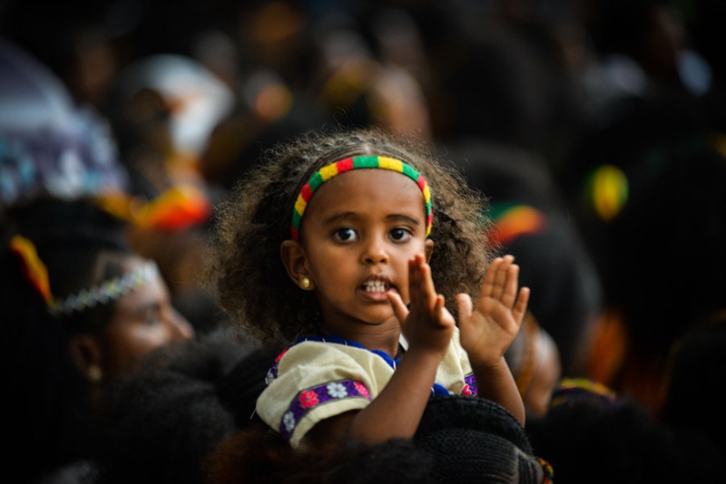 Picha hii kutoka kwenye kumbukumbu ikionyesha mtoto wa kike akishiriki kwenye tamasha la kila mwaka la "Ashenda" katika Mji wa Mekelle, Jimbo la Tigray, Kaskazini mwa Ethiopia, Agosti 22, 2017. (Xinhua/Michael Tewelde)