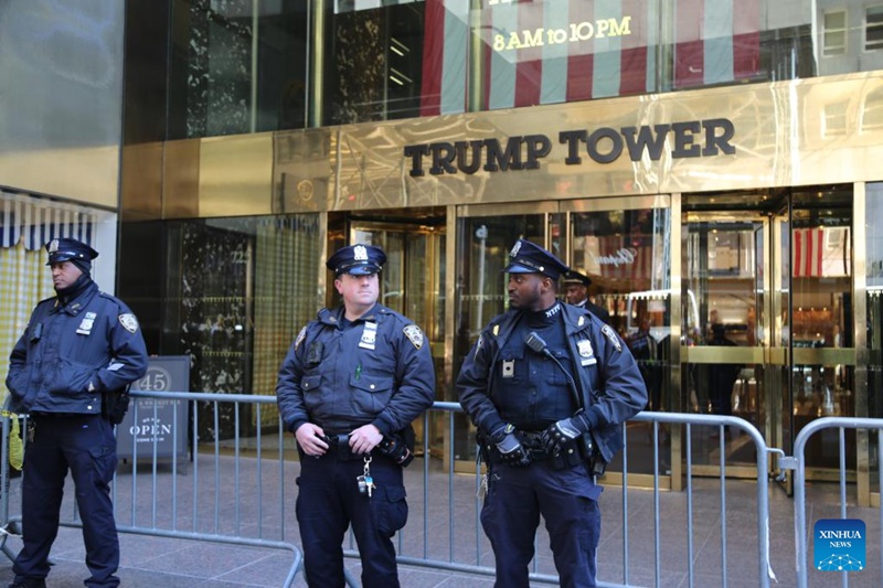 Polisi wakilinda mbele ya jengo la Trump Tower mjini New York, Marekani, Machi 21, 2023. (Xinhua/Liu Yanan)