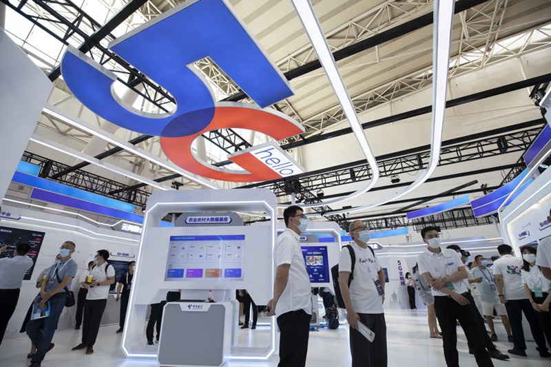 Watu wakitembelea banda la maonyesho la Shirika la Simu la China, China Telecom kwenye Mkutano wa Dunia wa Teknolojia ya 5G Mwaka 2022 huko Harbin, Mji Mkuu wa Mkoa wa Heilongjiang, Kaskazini Mashariki mwa China, Agosti 10, 2022. (Xinhua/Zhang Tao)