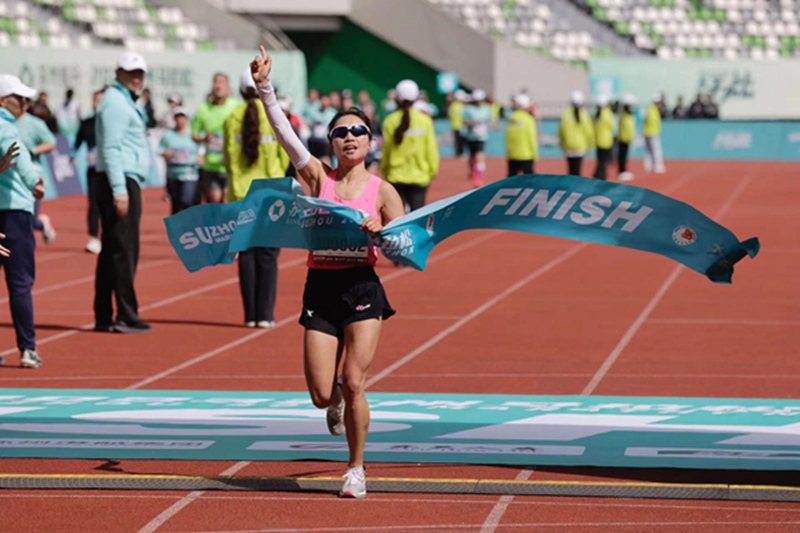 Mashindano ya kwanza ya mbio za marathon yafanyika katika Mji wa Suzhou, China, wakimbiaji 25,000 walishiriki