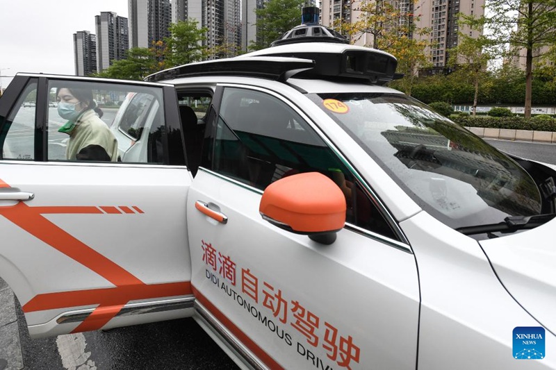 Vifaa mbalimbali vya kuhisi vimesakinishwa juu ya gari linalojiendesha lenyewe la Didi katika Eneo la Huadu la Mji wa Guangzhou, China, Machi 27, 2023. (Xinhua/Liu Dawei)