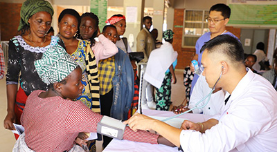 Timu ya madaktari wa China nchini Rwanda yatoa huduma ya kliniki bila malipo katika hospitali ya nchi hiyo