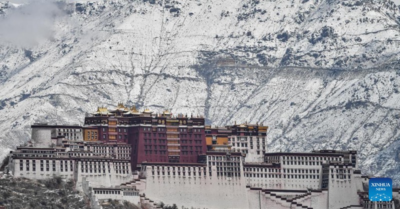 Mandhari ya Kasri la Potala baada ya theluji kuanguka huko Lhasa, Kusini Magharibi mwa China