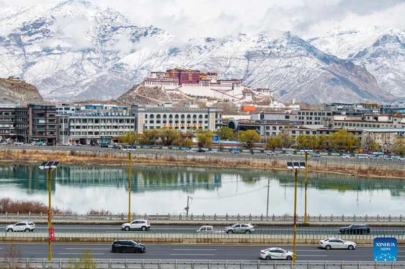 Mandhari ya Kasri la Potala baada ya theluji kuanguka huko Lhasa, Kusini Magharibi mwa China